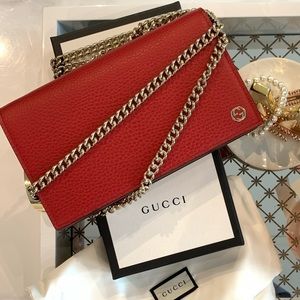 Gucci Wallet on chain RED . Only used twice for photoshoot.